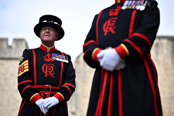Yeoman Warder stand guard during the opening ceremony of the Tower of London, to the public as they wear their new uniform with changes to reflect Britain's King Charles III’s insignia ahead of his coronation.  - Sputnik International