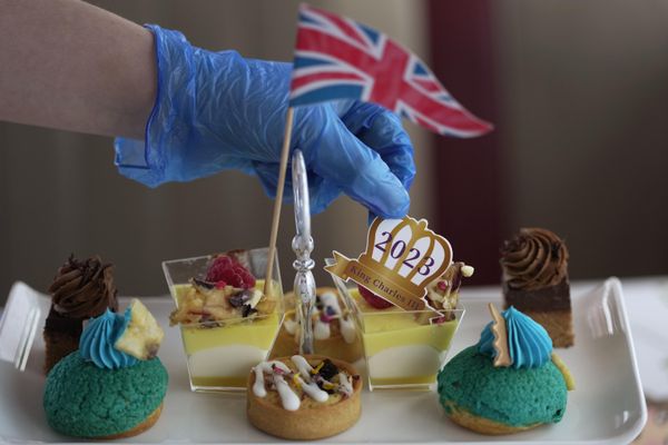 A staff member prepares afternoon tea for the new Coronation Tour Bus en route, in London, Monday. - Sputnik International
