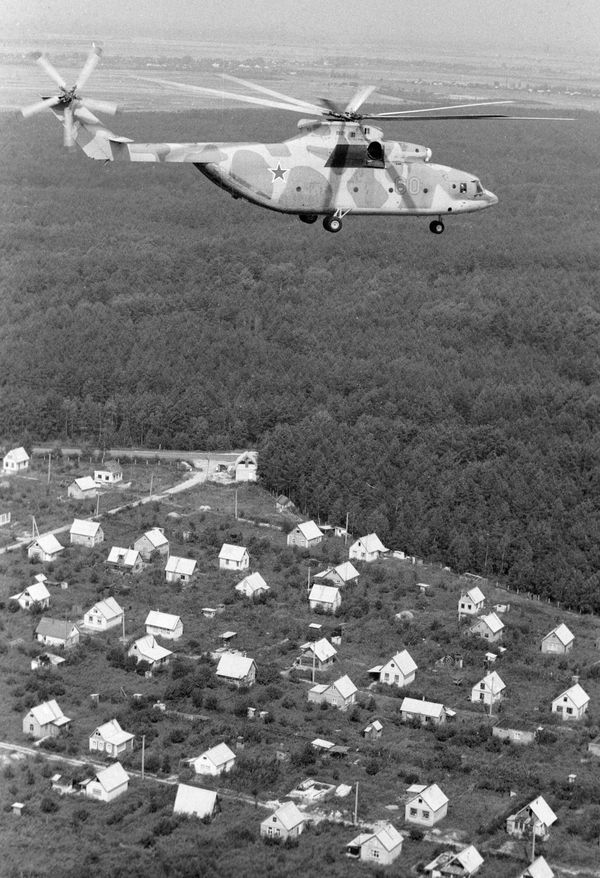 A Mi-26 helicopter with radiation surveyors on board monitors the post-disaster conditions around the Chernobyl plant. - Sputnik International