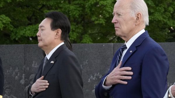 President Joe Biden and South Korea's President Yoon Suk Yeol pause after laying a wreath as they visit the Korean War Veterans Memorial in Washington, Tuesday, April 25, 2023. - Sputnik International