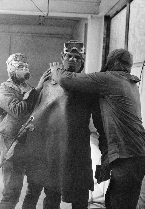 A group of liquidators gears up to go to the roof of the Chernobyl reactor after the accident. - Sputnik International