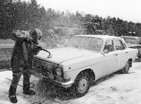 A passenger car leaving the Chernobyl disaster zone is decontaminated at a specially created facility. - Sputnik International