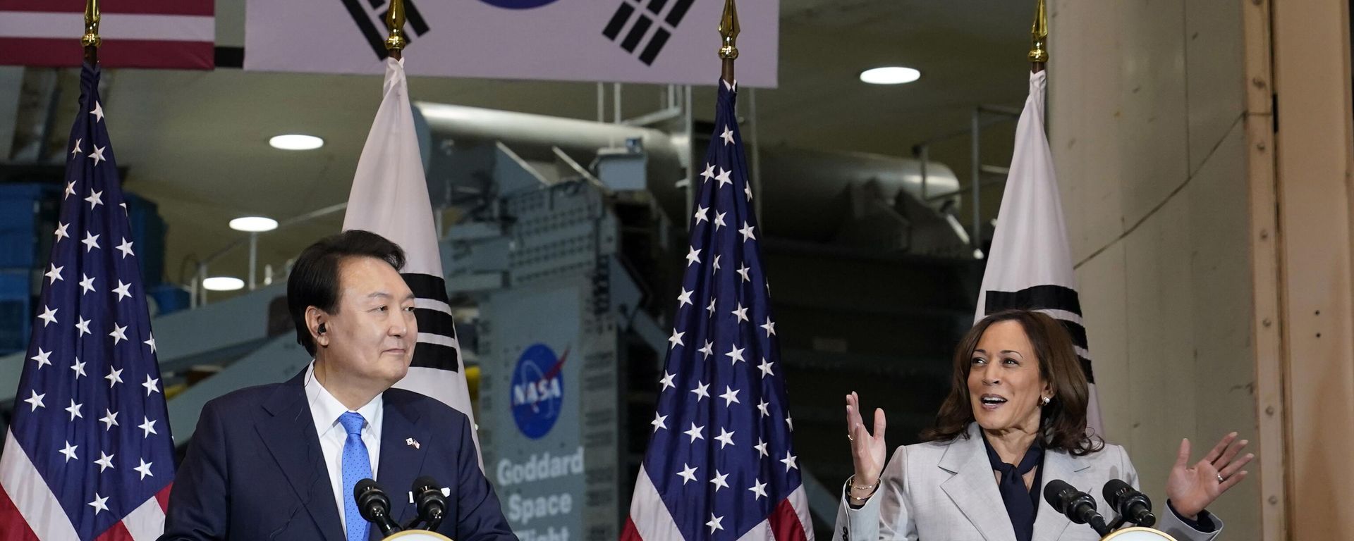 Vice President Kamala Harris, right, speaks as South Korea's President Yoon Suk Yeol, left, listens during a visit to NASA's Goddard Space Flight Center in Greenbelt, Md., Tuesday, April 25, 2023. - Sputnik International, 1920, 26.04.2023