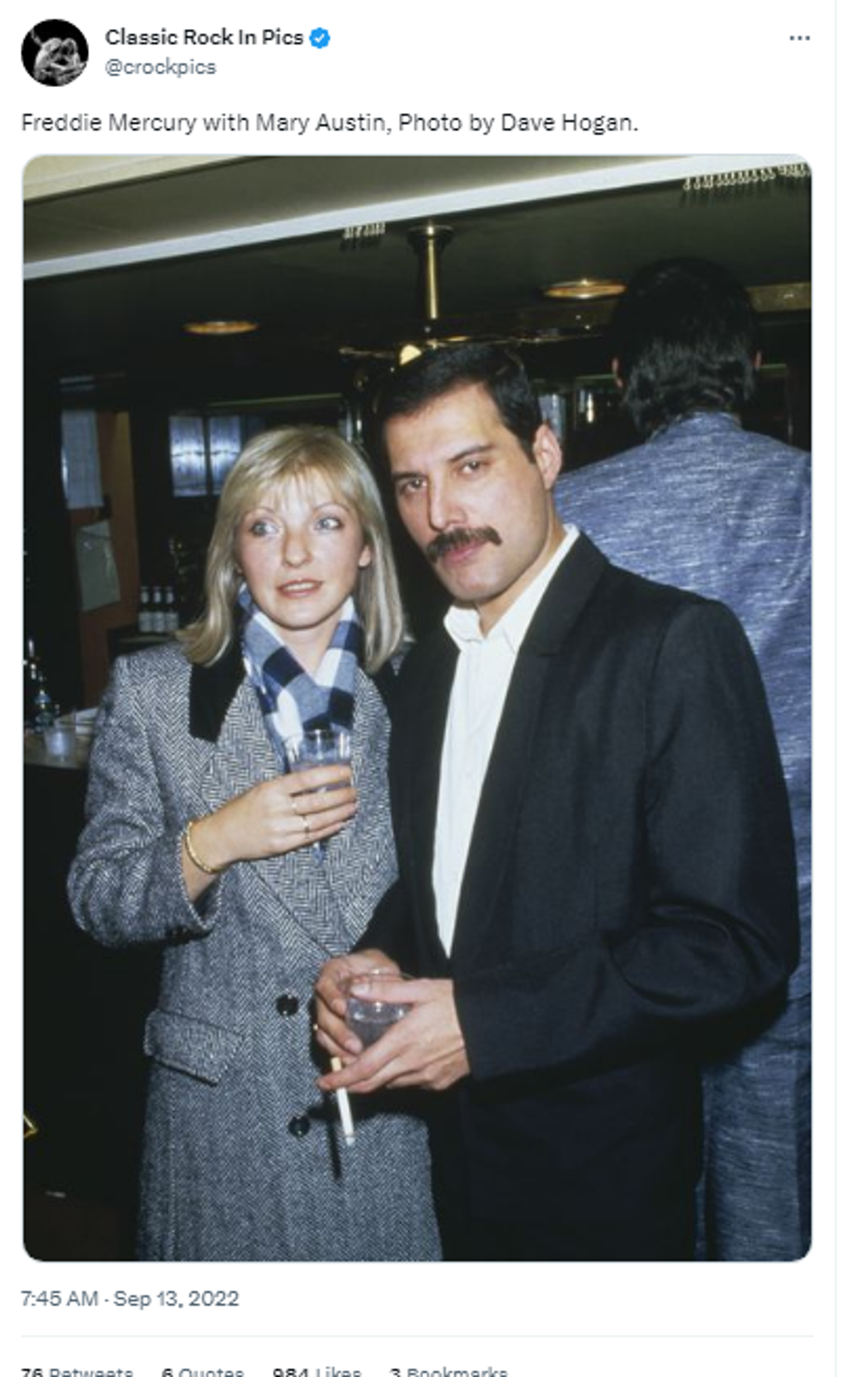 Twitter screenshot featuring Freddie Mercury with Mary Austin, Photo by Dave Hogan. Twitter screenshot featuring Freddie Mercury with Mary Austin, Photo by Dave Hogan. - Sputnik International, 1920, 26.04.2023