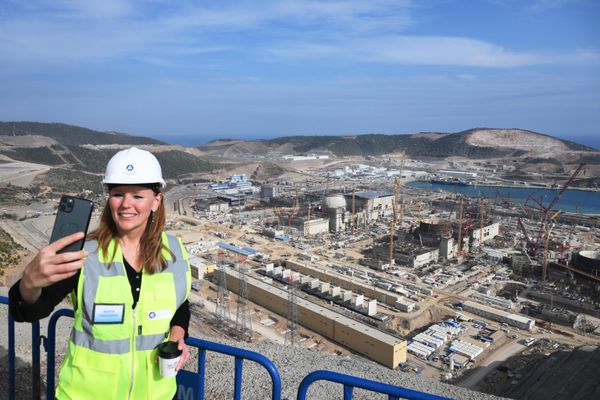 A woman snaps a photo near the Akkuyu nuclear power plant under construction in Gulnar, Turkiye - Sputnik International