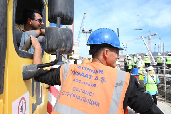 Workers at the Akkuyu nuclear power plant in Gulnar, Turkiye - Sputnik International