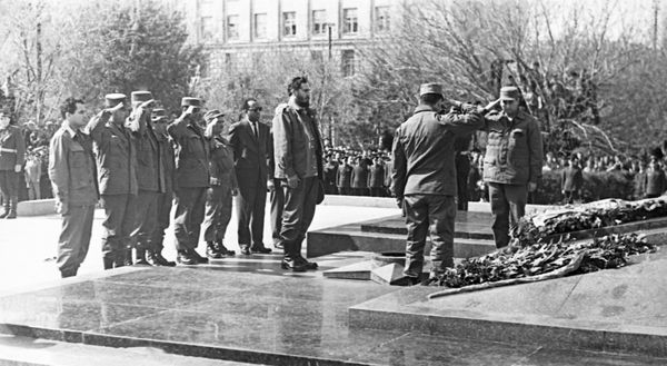 Cuban guests lay a wreath on a mass grave of the defenders of Stalingrad in Volgograd's Fallen Soldiers Square. - Sputnik International