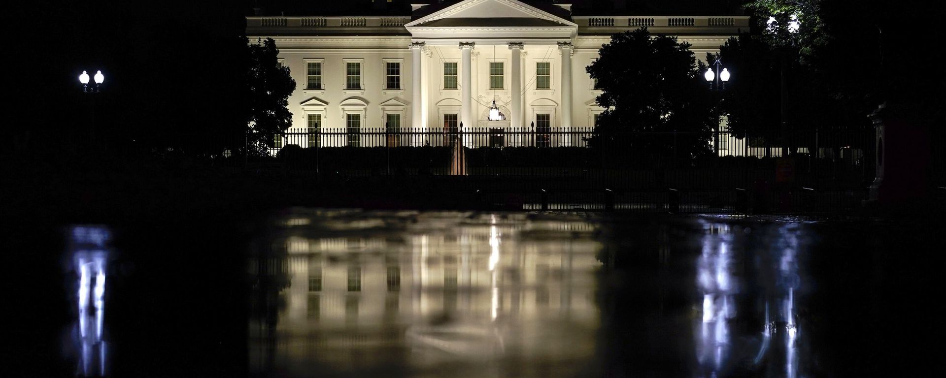 The White House is seen on a rainy night in Washington, Wednesday, June 30, 2021. President Joe Biden will hold a naturalization ceremony Friday at the White House in which 21 immigrants will become citizens. - Sputnik International, 1920, 10.05.2023