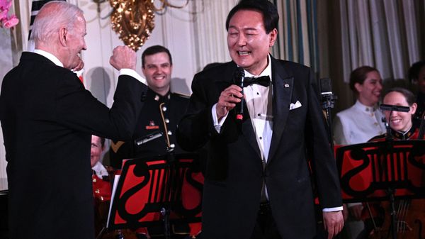 US President Joe Biden (L) and  South Korean President Yoon Suk Yeol speak onstage during a State Dinner at the White House in Washington, DC, on April 26, 2023.  - Sputnik International