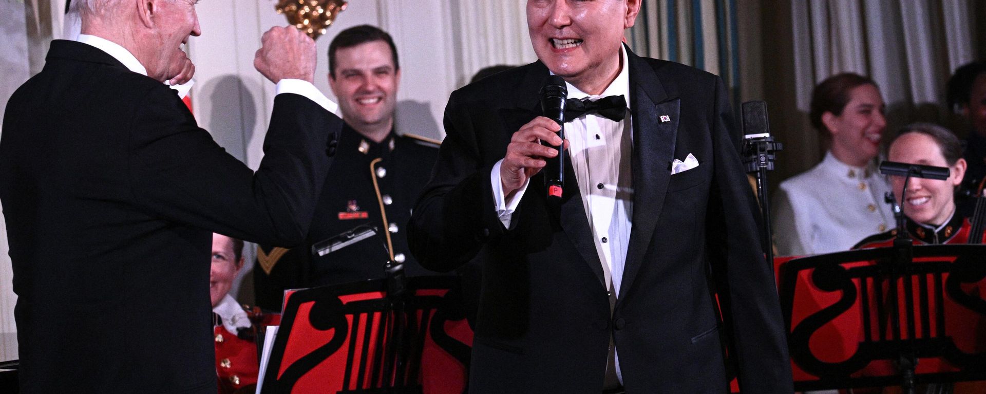 US President Joe Biden (L) and  South Korean President Yoon Suk Yeol speak onstage during a State Dinner at the White House in Washington, DC, on April 26, 2023.  - Sputnik International, 1920, 28.04.2023