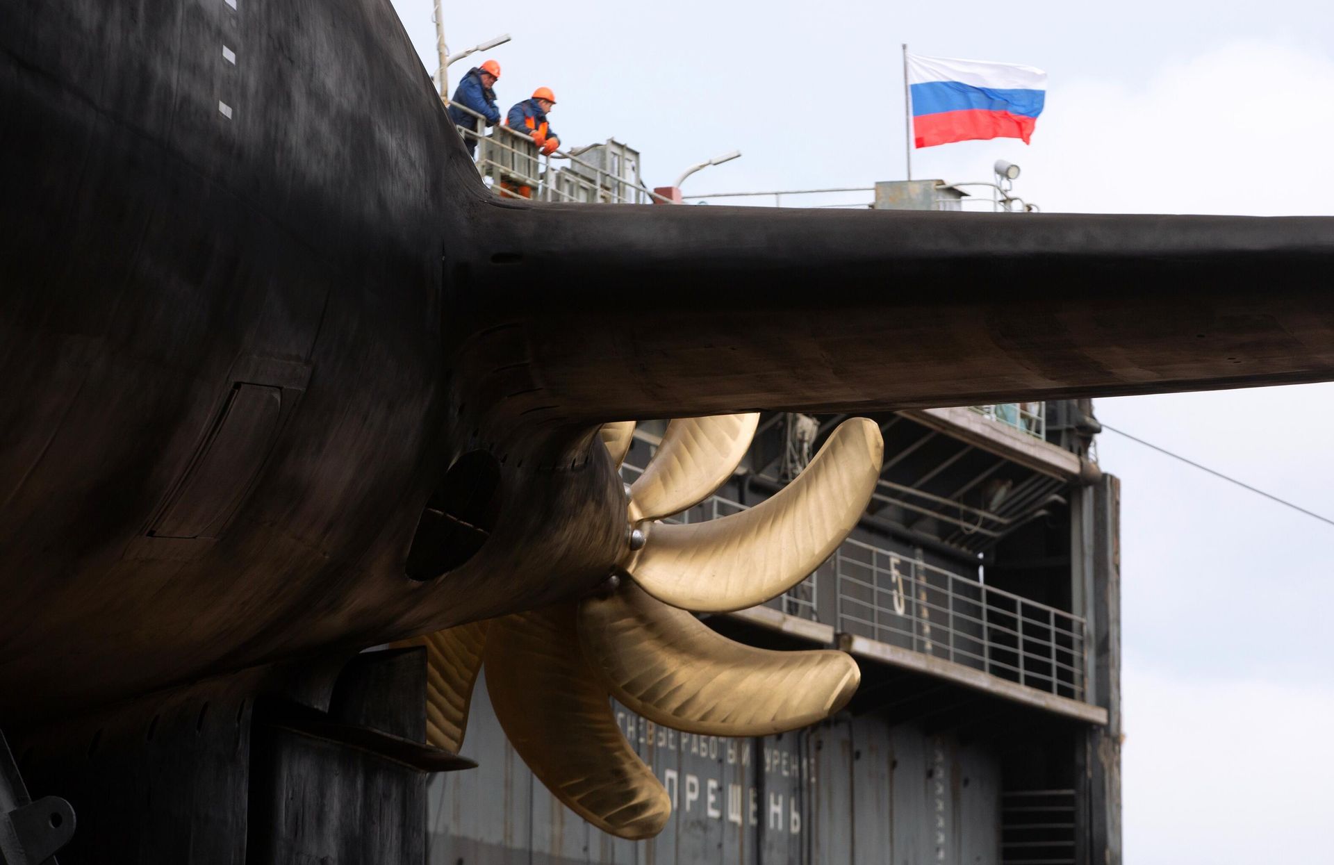 Workers prepare to launch the Mozhaisk Project 636.3 submarine at a ceremony in St. Petersburg, April 27, 2023. - Sputnik International, 1920, 28.04.2023