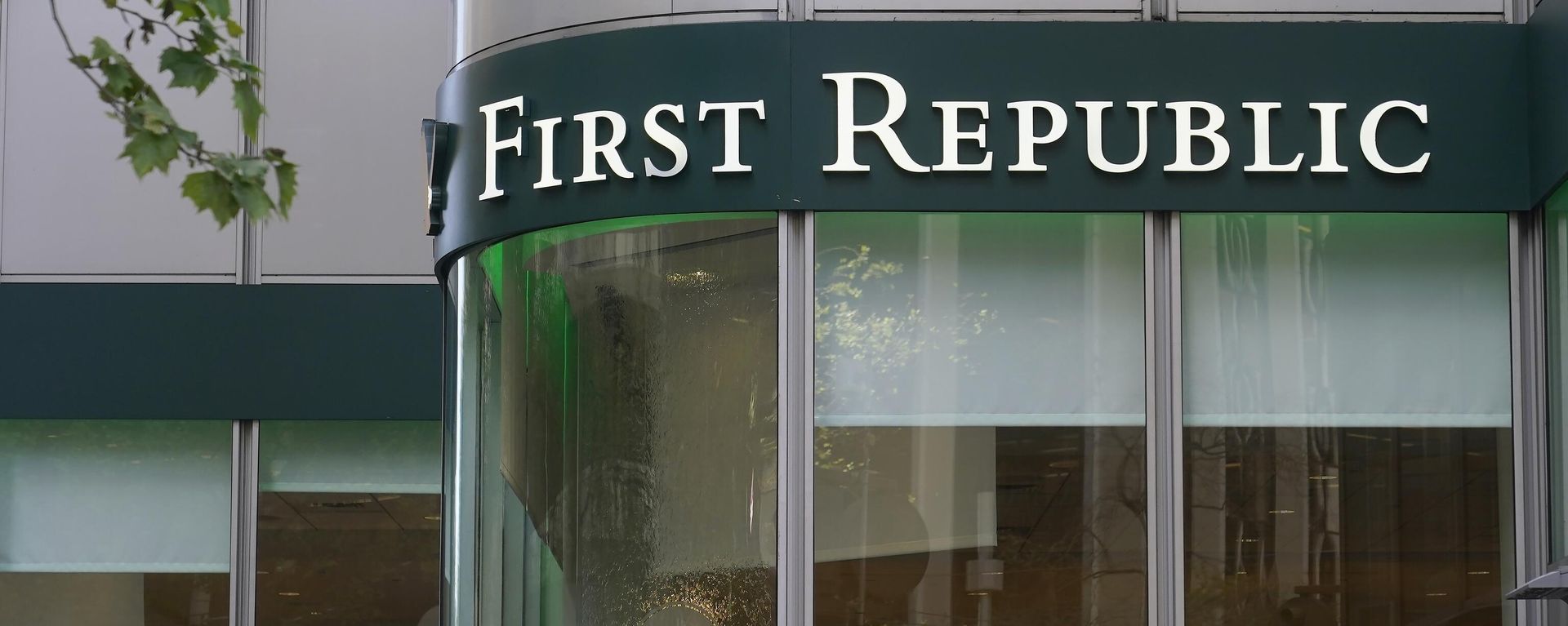 A pedestrian walks past a First Republic Bank location in San Francisco, Wednesday, April 26, 2023. - Sputnik International, 1920, 29.04.2023