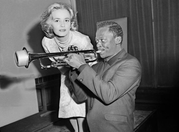 US trumpet player Miles Davis gives a lesson to French actress Jeanne Moreau in Paris, 1957. Davis was asked by French director Louis Malle to improvise music for his film "Elevator to the Gallows", in which Jeanne Moreau acts. - Sputnik International