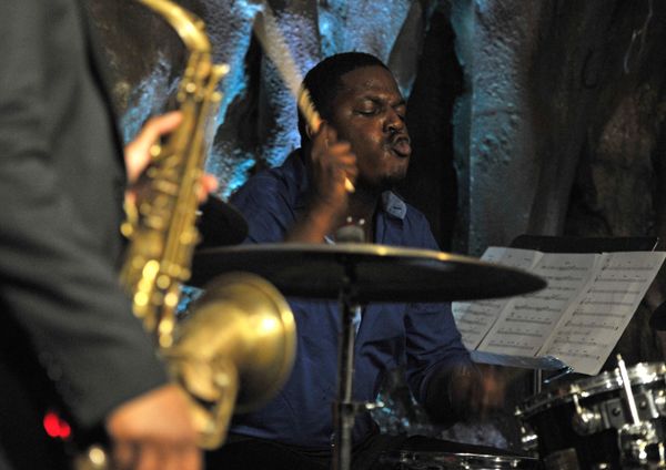 Drummer Justin Faulkner takes a solo while saxophonist Marcus Strickland listens at the Bohemian Caverns during the DC Jazz Festival in Washington.  Faulkner, nicknamed "The Assassin", is a rising star of jazz who has already played at the Sydney Opera House and the Kennedy Center. - Sputnik International
