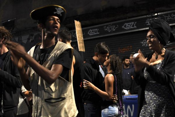 People dance as the Brazilian trio "Jazz de Boteco" plays on the street in front of the "Bar do Nanam" in Rio de Janeiro, Brazil.   - Sputnik International