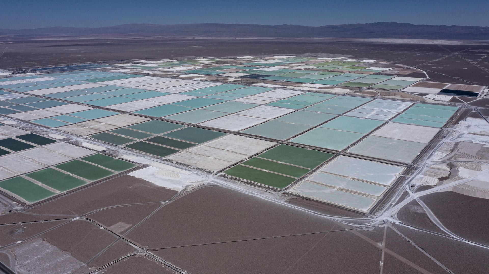 Aerial view of brine ponds and processing areas of the lithium mine of the Chilean company SQM (Sociedad Quimica Minera) in the Atacama Desert, Calama, Chile. - Sputnik International, 1920, 29.04.2023