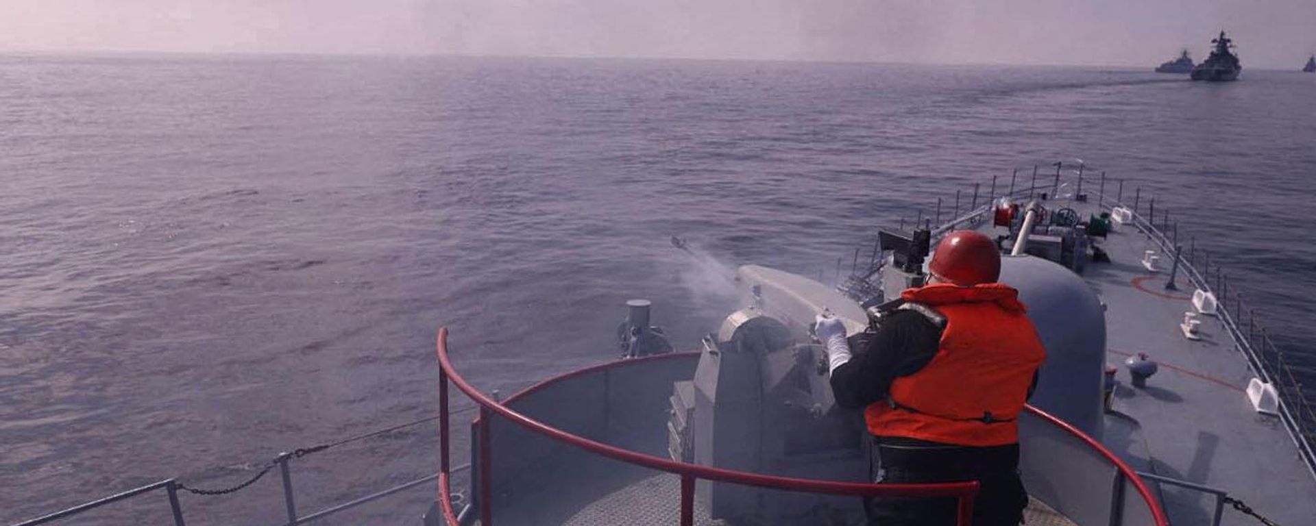 A handout picture made available by the Iranian Army official website on January, 21 2022 shows an navy-man firing atop a warship during a joint military drill in the Indian ocean. - Iran, Russia and China will began today joint naval drills for three days in the Indian Ocean, seeking to reinforce common security, an Iranian naval official said. - Sputnik International, 1920, 29.04.2023