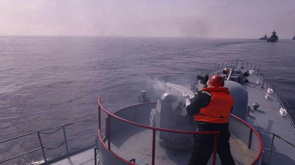 A handout picture made available by the Iranian Army official website on January, 21 2022 shows an navy-man firing atop a warship during a joint military drill in the Indian ocean. - Iran, Russia and China will began today joint naval drills for three days in the Indian Ocean, seeking to reinforce common security, an Iranian naval official said. - Sputnik International