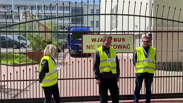 Representatives of the city hall, accompanied by the police, stand outside the gate of a school near the Russian embassy in Warsaw - Sputnik International
