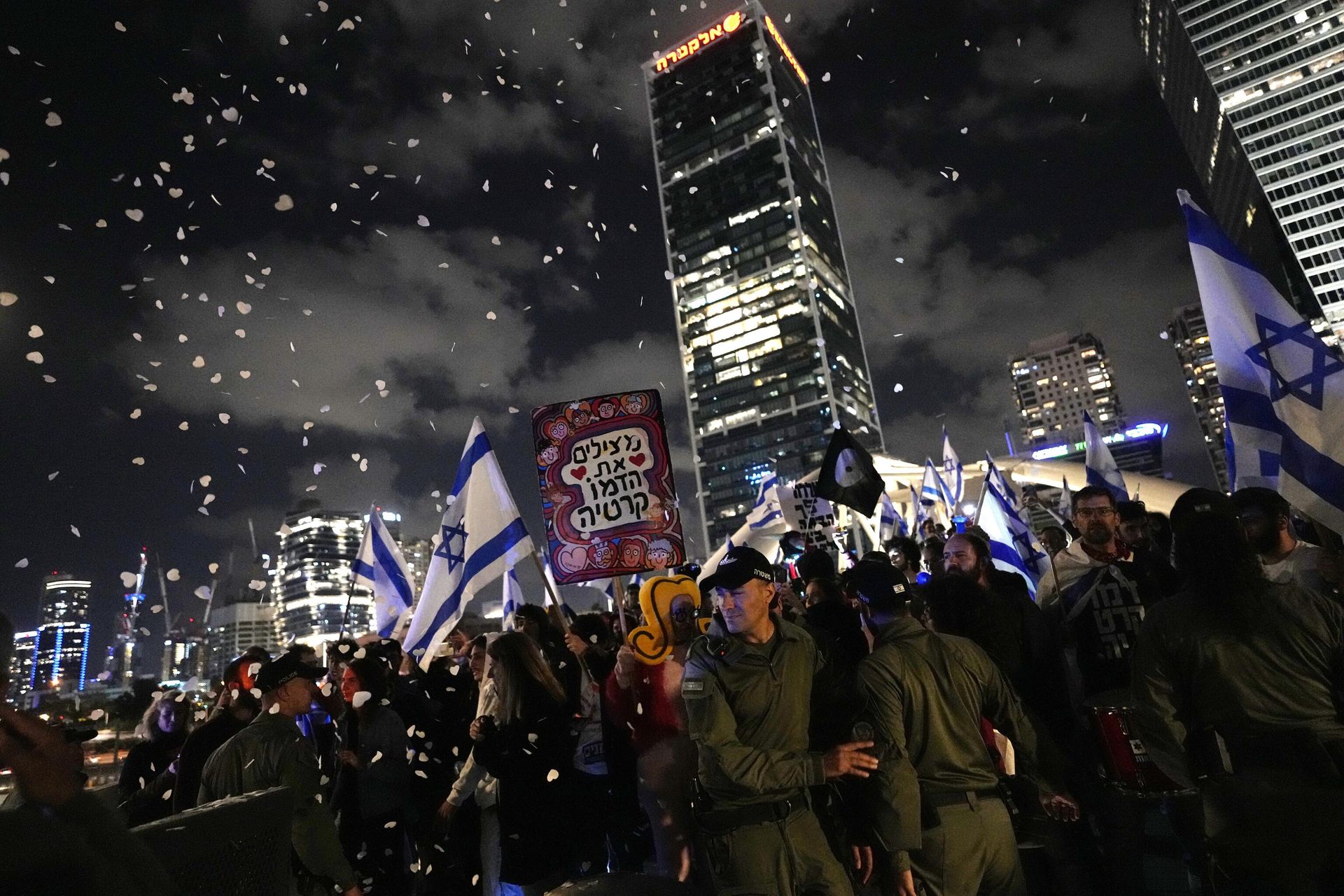 Israelis protest against plans by Prime Minister Benjamin Netanyahu's far-right government to overhaul the judicial system, in Tel Aviv, Israel, Saturday, April 29, 2023.  - Sputnik International, 1920, 29.04.2023