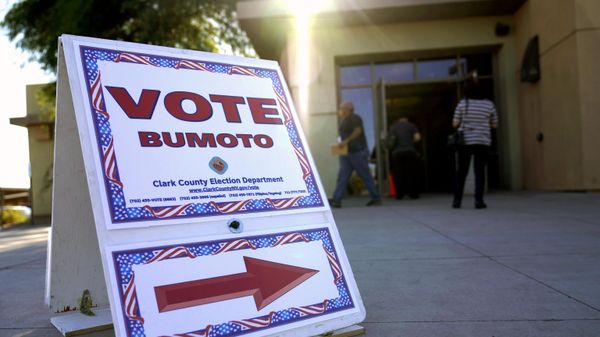 In this Oct. 30, 2020 file photo a sign directs people where to vote at a polling place during early voting in Las Vegas. - Sputnik International