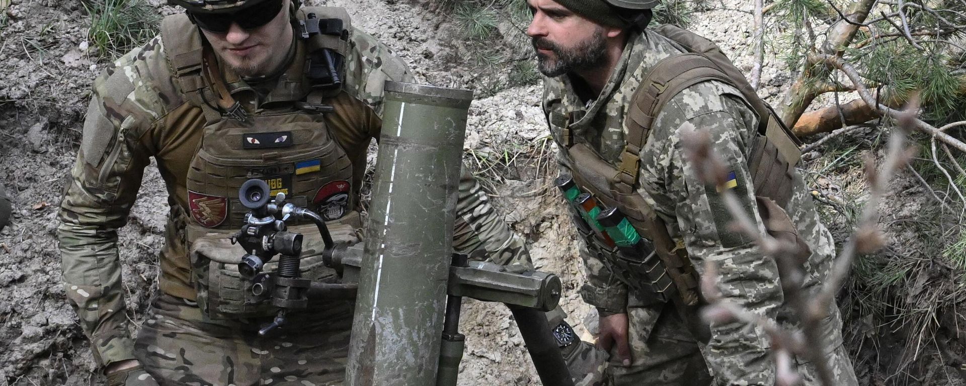 A Ukrainian servicemen of the 95th Separate Air Assault Brigade prepare to fire a 120mm mortar towards Russian positions on a frontline in Donetsk region, on April 5, 2023 - Sputnik International, 1920, 01.05.2023