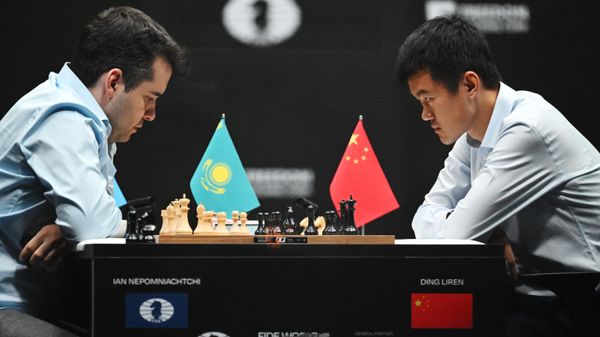 Russia's Grandmaster Ian Nepomniachtchi, left, and China's Grandmaster Ding Liren compete in the tiebreak of the 2023 FIDE World Chess Championship Match in Astana - Sputnik International