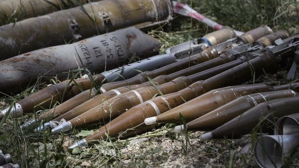 Ammunition abandoned by Ukrainian forces lie on the ground in the street in Mariupol, Donetsk People's Republic. - Sputnik International