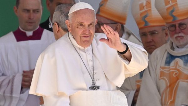 Pope Francis waves as he celebrates a holy mass at Kossuth Lajos' Square during his visit in Budapest on April 30, 2023, the last day of his tree-day trip to Hungary - Sputnik International