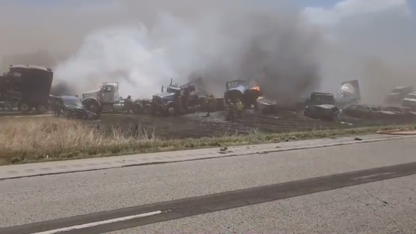 Image captures the chaotic aftermath of a 90-car pileup on Interstate-55 in Illinois that was prompted by low visibility from a dust storm consuming the region. - Sputnik International