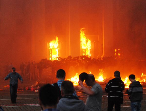 Odessa's Trade Unions House in flames with people trapped inside.  - Sputnik International