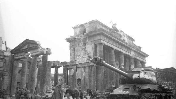 Soviet red banner raised over the Brandenburg Gate in Berlin. May 2, 1945 - Sputnik International