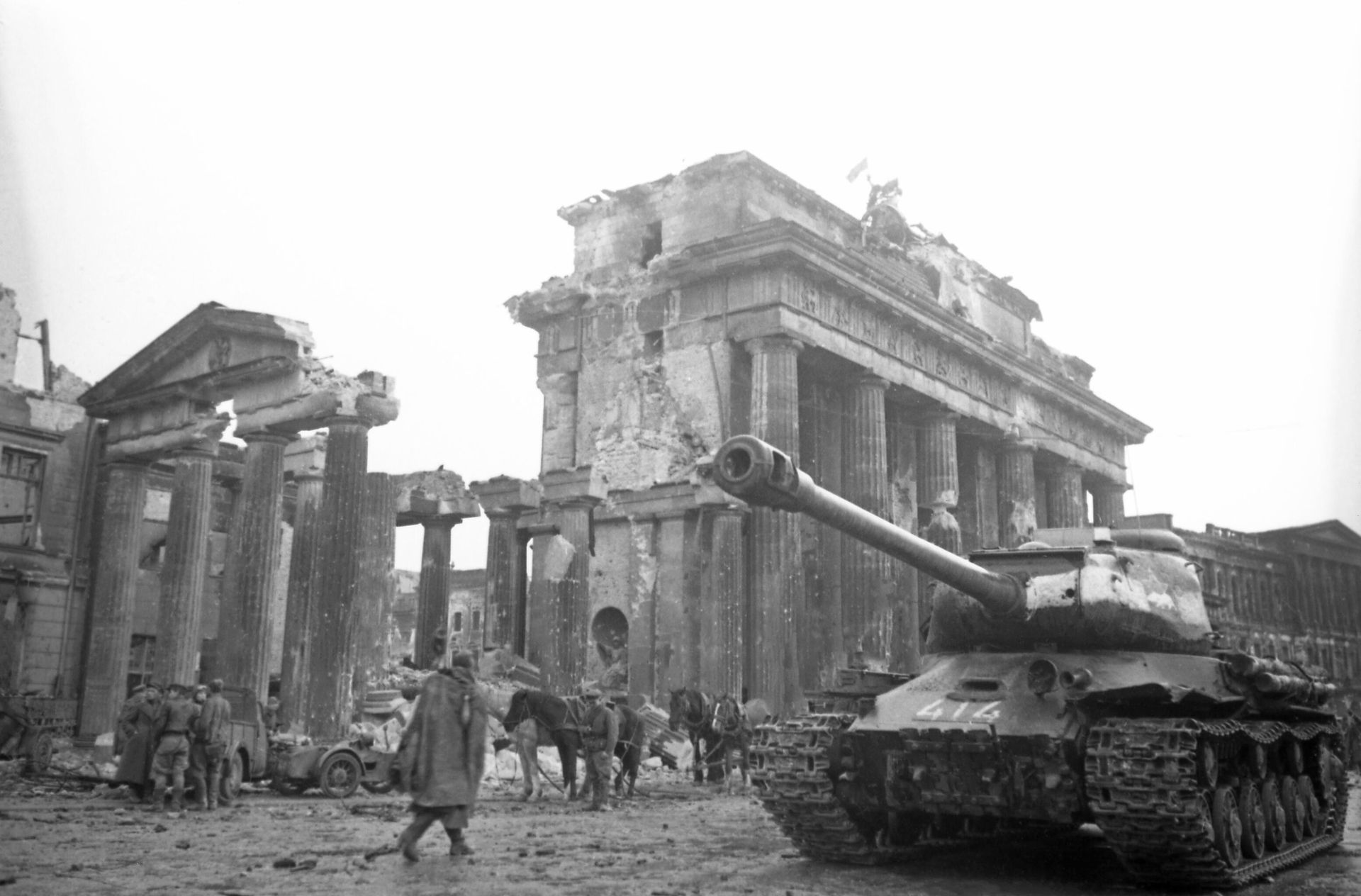 Soviet red banner raised over the Brandenburg Gate in Berlin. May 2, 1945 - Sputnik International, 1920, 02.05.2023
