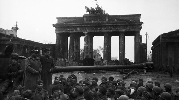 Soviet soldiers at the Brandenburg Gate in Berlin. May 2, 1945 - Sputnik International