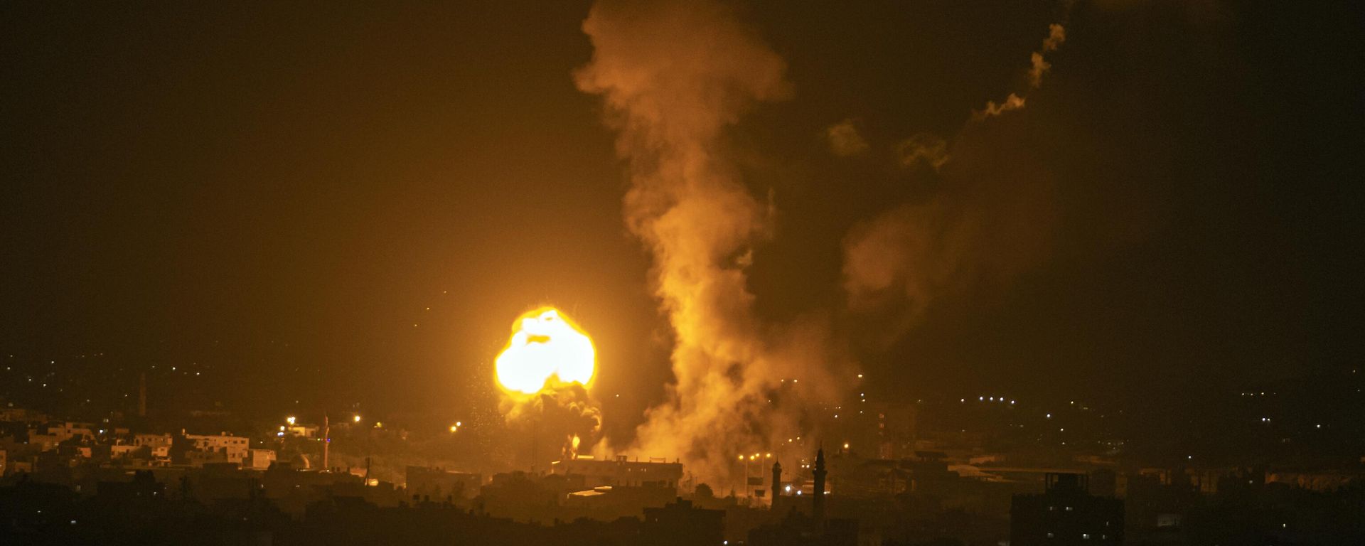 Fire and smoke rise following an Israeli airstrike in northern Gaza Strip, late Tuesday, May 2, 2023. The Israeli military said it had started airstrikes on Gaza targets, in response to earlier rocket salvos from the coastal strip, run by the militant Hamas group. Fire and smoke rise following an Israeli airstrike in northern Gaza Strip, late Tuesday, May 2, 2023. The Israeli military said it had started airstrikes on Gaza targets, in response to earlier rocket salvos from the coastal strip, run by the militant Hamas group. - Sputnik International, 1920, 23.11.2024