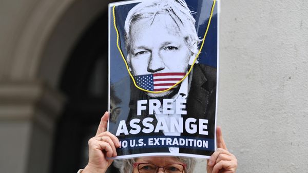 A woman takes part in a demonstration in support of Wikileaks founder Julian Assange who is facing extradition to the USA in Brussels on April 23, 2022 - Sputnik International