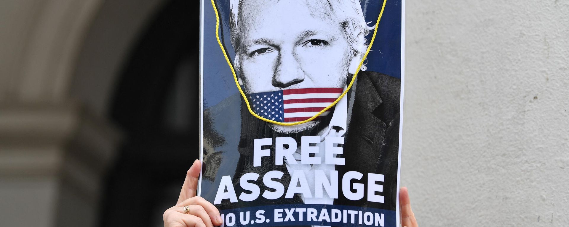 A woman takes part in a demonstration in support of Wikileaks founder Julian Assange who is facing extradition to the USA in Brussels on April 23, 2022 A woman takes part in a demonstration in support of Wikileaks founder Julian Assange who is facing extradition to the USA in Brussels on April 23, 2022 - Sputnik International, 1920, 03.05.2023