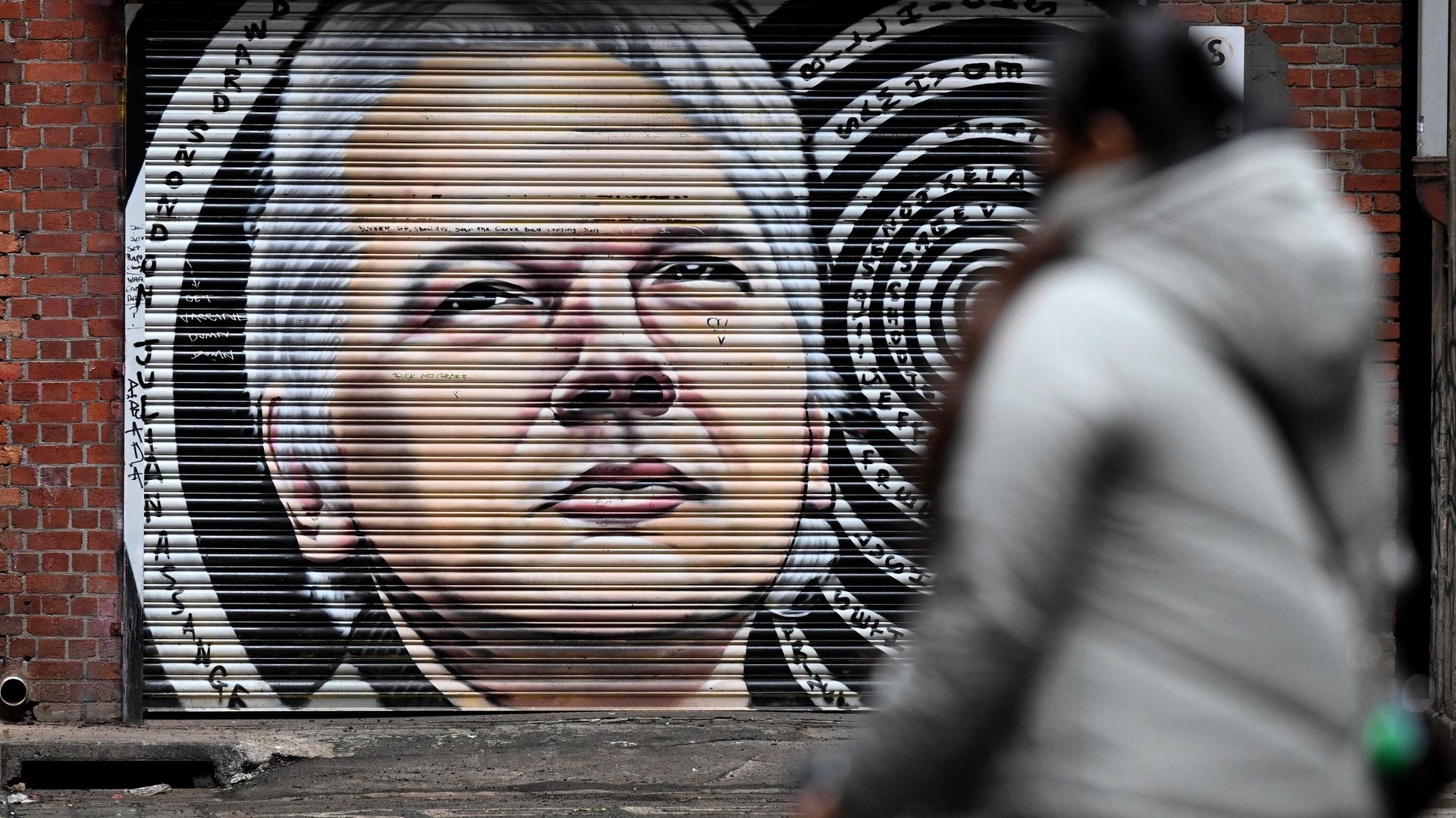 People walk past a mural of Julian Assange in a Melbourne inner-city laneway on June 20, 2022 People walk past a mural of Julian Assange in a Melbourne inner-city laneway on June 20, 2022 - Sputnik International, 1920, 06.05.2023