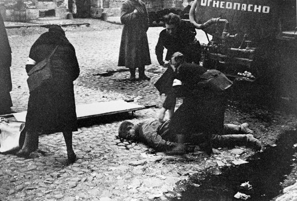 Nurses provide first aid to victims of shelling in Leningrad on Socialist Street. - Sputnik International