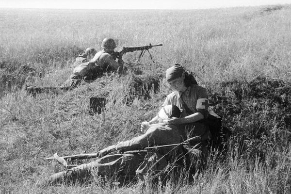 A nurse helps the wounded and covers him from fire.  - Sputnik International