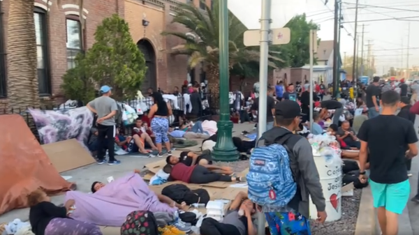 Thousands of migrants have set up camp around the Sacred Heart Church in downtown El Paso, Texas, previewing a small piece of the chaos that may ensue once the Title 42 expulsion policy ends in the coming week.  - Sputnik International