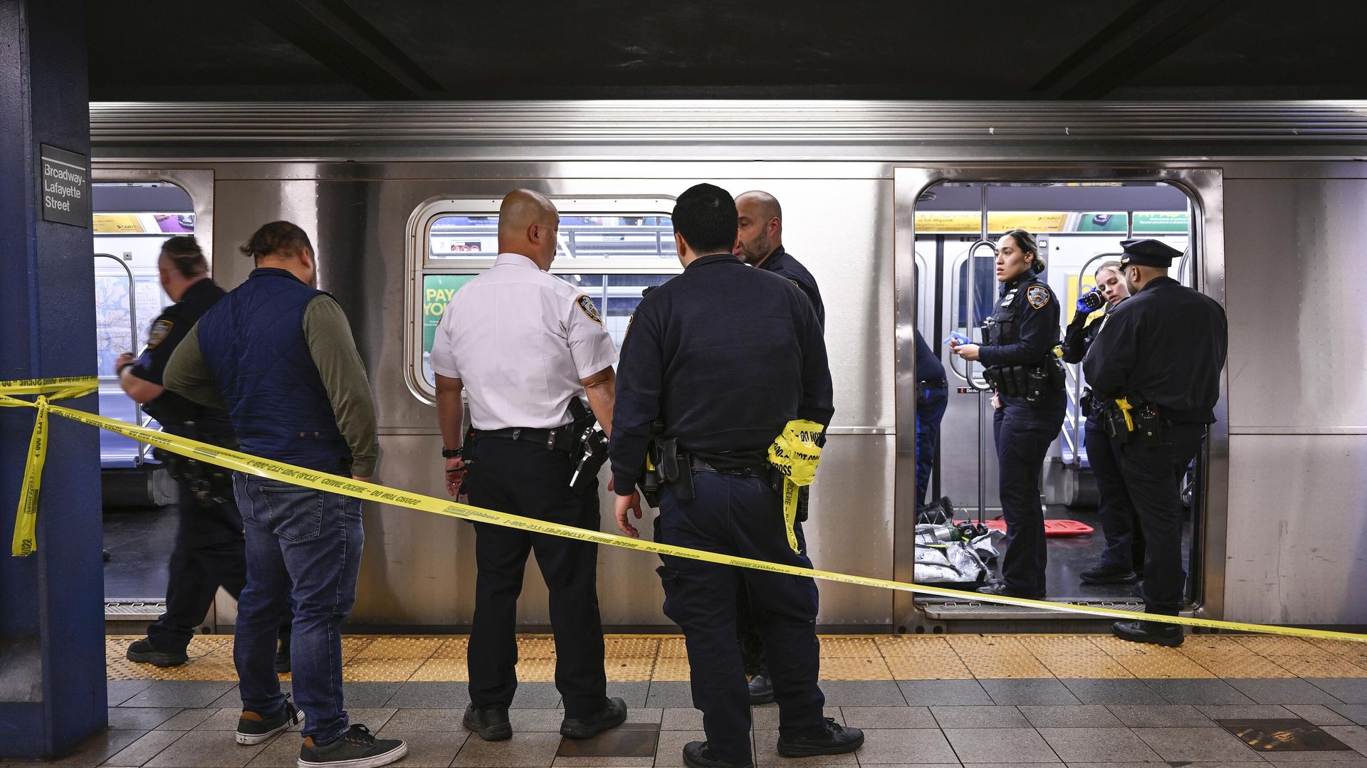 New York police officers respond to the scene where a fight was reported on a subway train, Monday, May 1, 2023, in New York. A man suffering an apparent mental health episode aboard a New York City subway died on Monday after being placed in a headlock by a fellow rider, according to police officials and video of the encounter. Jordan Neely, 30, was shouting and pacing aboard an F train in Manhattan witnesses and police said, when he was taken to the floor by another passenger.  - Sputnik International, 1920, 05.05.2023