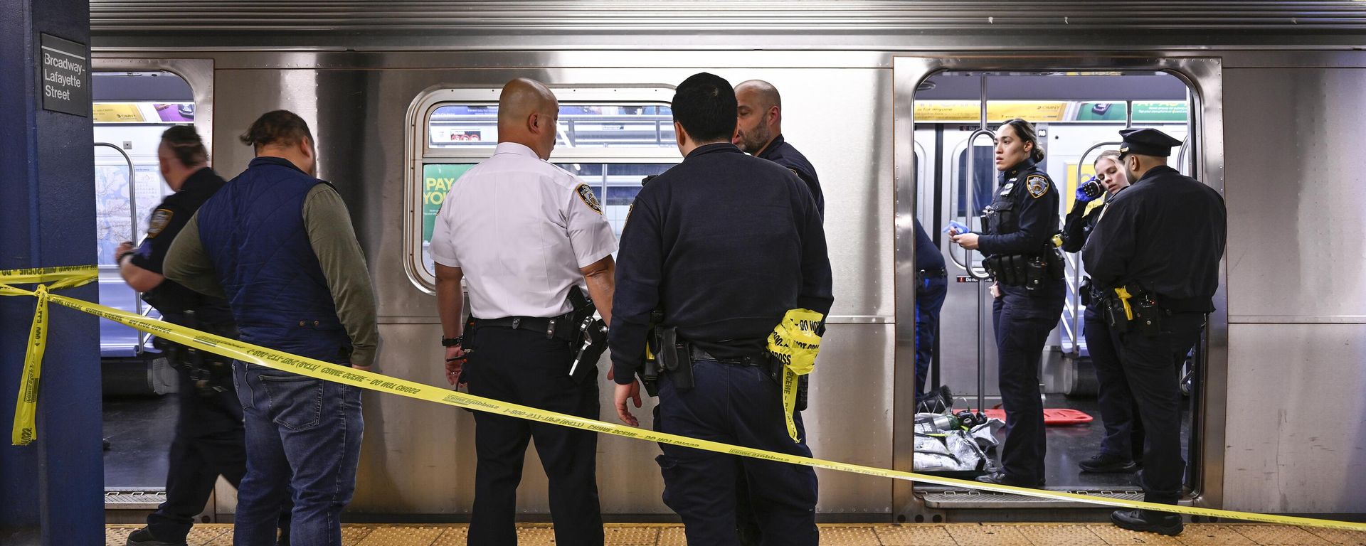 New York police officers respond to the scene where a fight was reported on a subway train, Monday, May 1, 2023, in New York. A man suffering an apparent mental health episode aboard a New York City subway died on Monday after being placed in a headlock by a fellow rider, according to police officials and video of the encounter. Jordan Neely, 30, was shouting and pacing aboard an F train in Manhattan witnesses and police said, when he was taken to the floor by another passenger.  - Sputnik International, 1920, 05.05.2023