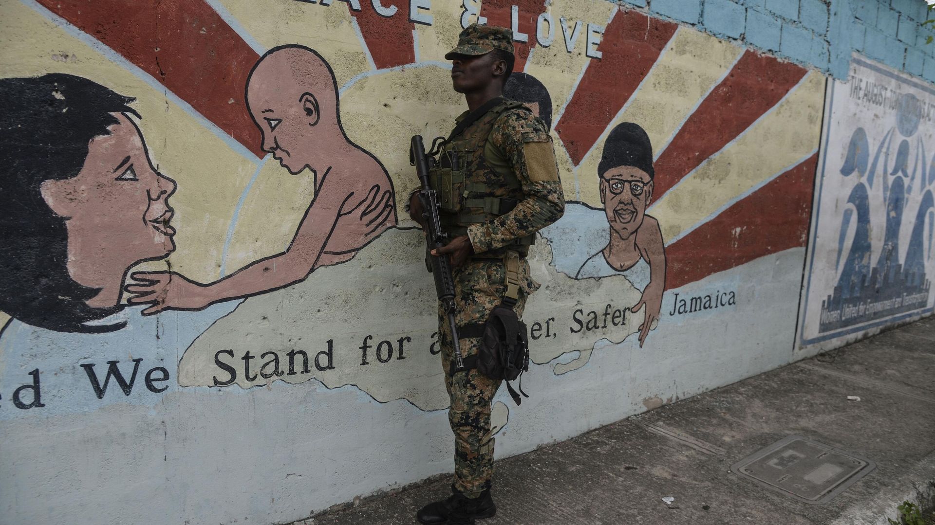 A soldier stands guard at a checkpoint in the August Town community of Kingston, Jamaica, Wednesday, Dec. 7, 2022. Jamaica’s prime minister declared a widespread state of emergency Tuesday, Dec. 6, to fight a surge in gang violence on an island with one of the highest murder rates in the region. - Sputnik International, 1920, 05.05.2023