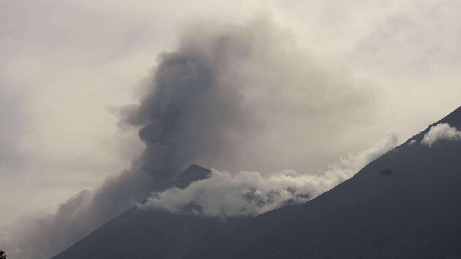 The Volcan de Fuego, or Volcano of Fire, blows outs a thick cloud of ash, seen from San Miguel Duenas, Guatemala, Thursday, Sept. 23, 2021. According to a bulletin published by the Guatemalan Vulcanology Institute, the volcano has spewed lava and ash in a series of explosions that have not yet forced any evacuations. - Sputnik International, 1920, 05.05.2023