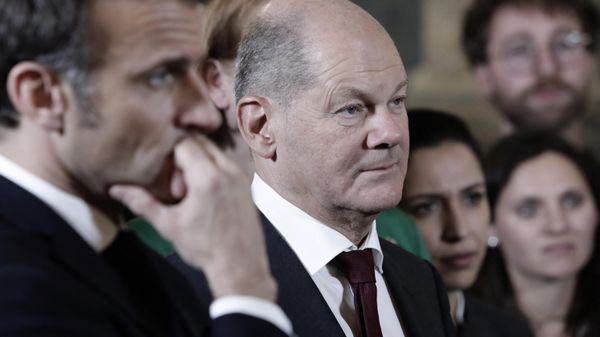 German Chancellor Olaf Scholz (R) and French President Emmanuel Macron (L). - Sputnik International