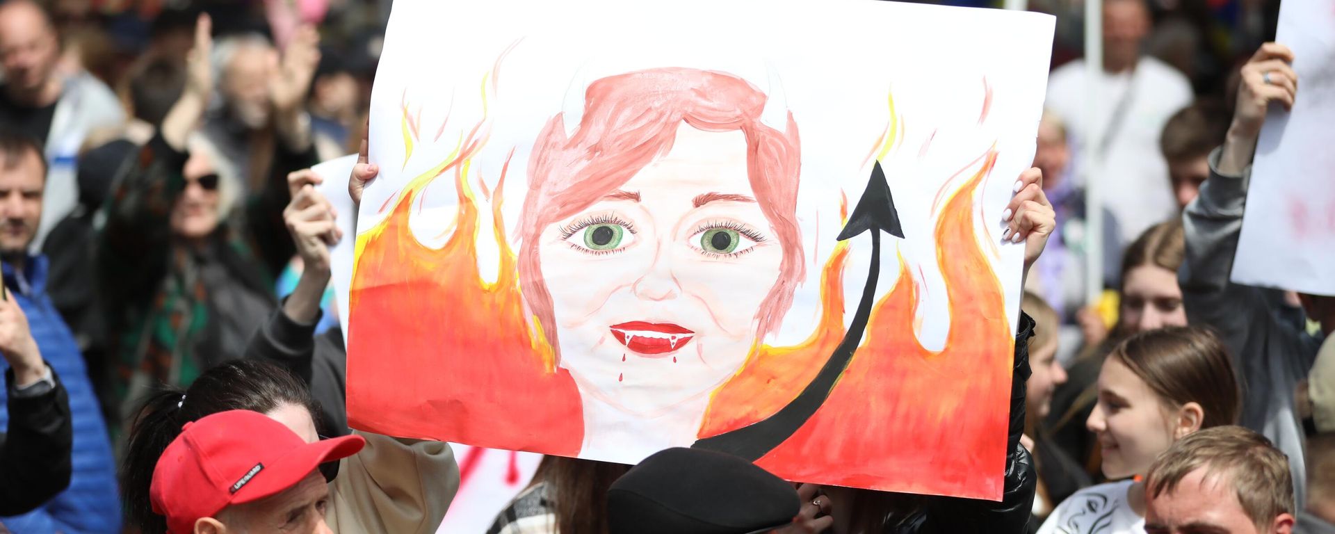 People take part in an anti-government rally as part of the Movement for the People's protest action, in Kishinev, Moldova.  - Sputnik International, 1920, 24.07.2025