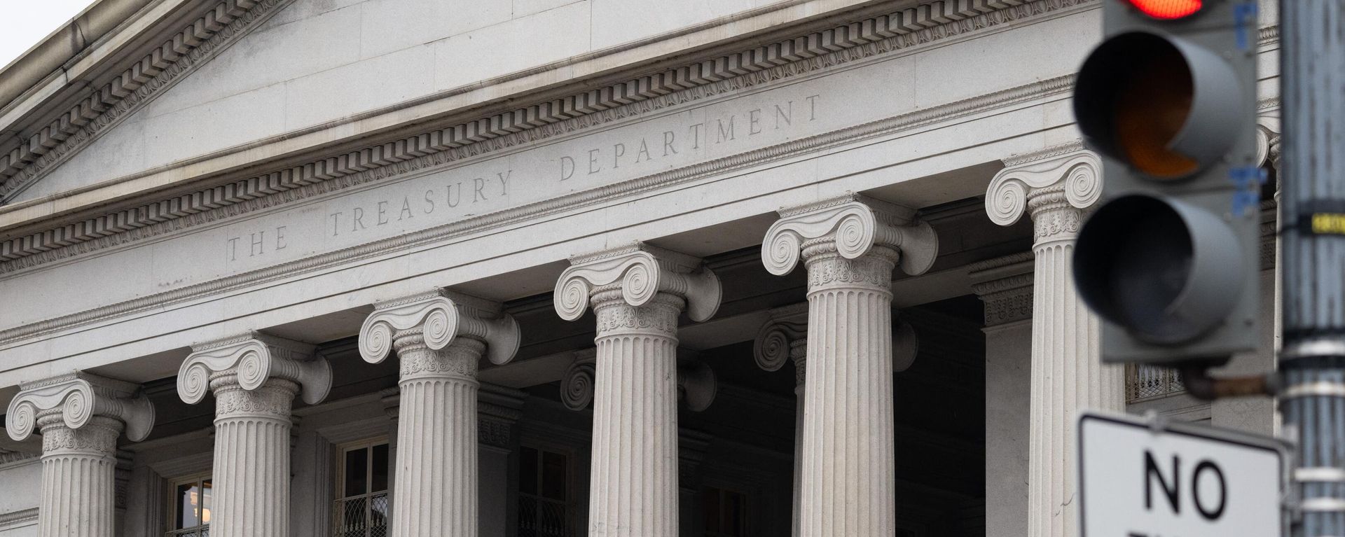 The US Treasury Department building is seen in Washington, DC, January 19, 2023, following an announcement by the US Treasury that it had begun taking measures Thursday to prevent a default on government debt, as Congress heads towards a high-stakes clash between Democrats and Republicans over raising the borrowing limit - Sputnik International, 1920, 29.05.2023
