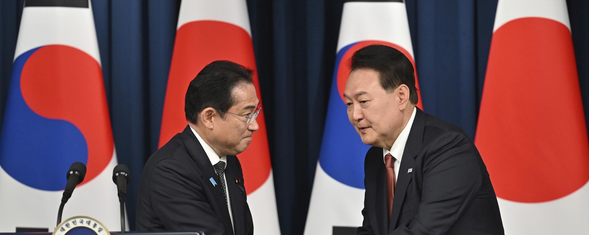 South Korean President Yoon Suk Yeol, right, shakes hands with Japanese Prime Minister Fumio Kishida during a joint press conference after their meeting at the presidential office in Seoul - Sputnik International, 1920, 08.05.2023