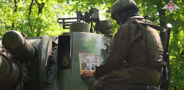 Artillerymen of the Central Military District carry out the "Immortal Regiment" commemorations in the special operation zone. Russian artillerymen took combat positions with photographs of their relatives – heroes of WWII. - Sputnik International